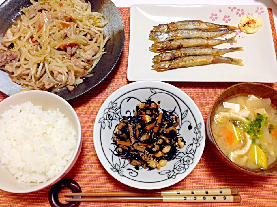 豚肉ともやしのにんにく醤油炒め、ししゃも、ひじきの煮物、お味噌汁♡|yuiさん