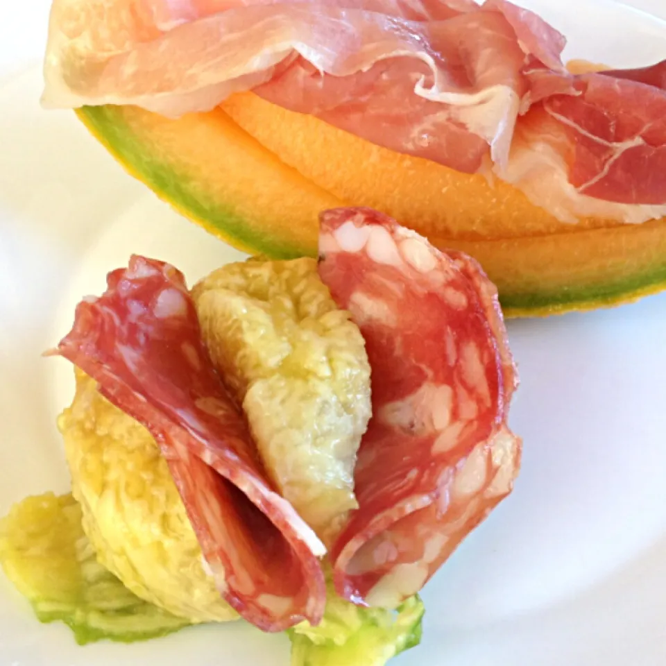 Snapdishの料理写真:Melon canta lupo con prosciuto e ficchi con salami|jm gobetさん