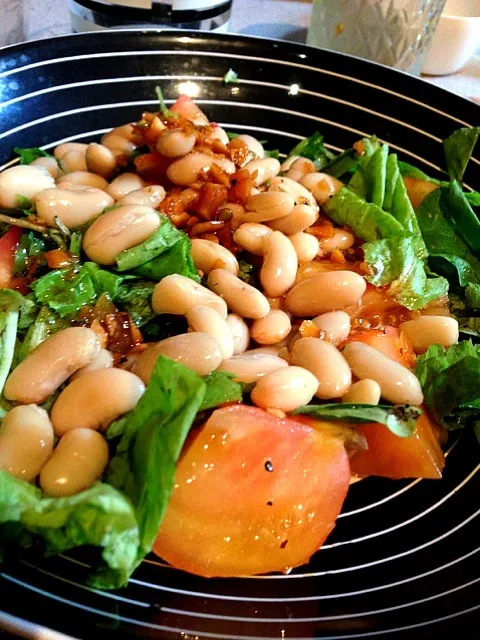 Organic Salad with Tomatoes, Home-Grown Lettuce, Basil and White Beans, in an Olive Oil-Tamari-Garlic Sauce|georgianaさん