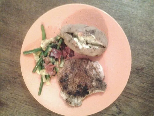 pan-seared pork chops w/sauteed green beans, julienne zucchini topped w/crispy prosciutto crumbles|Lyn Demafelisさん