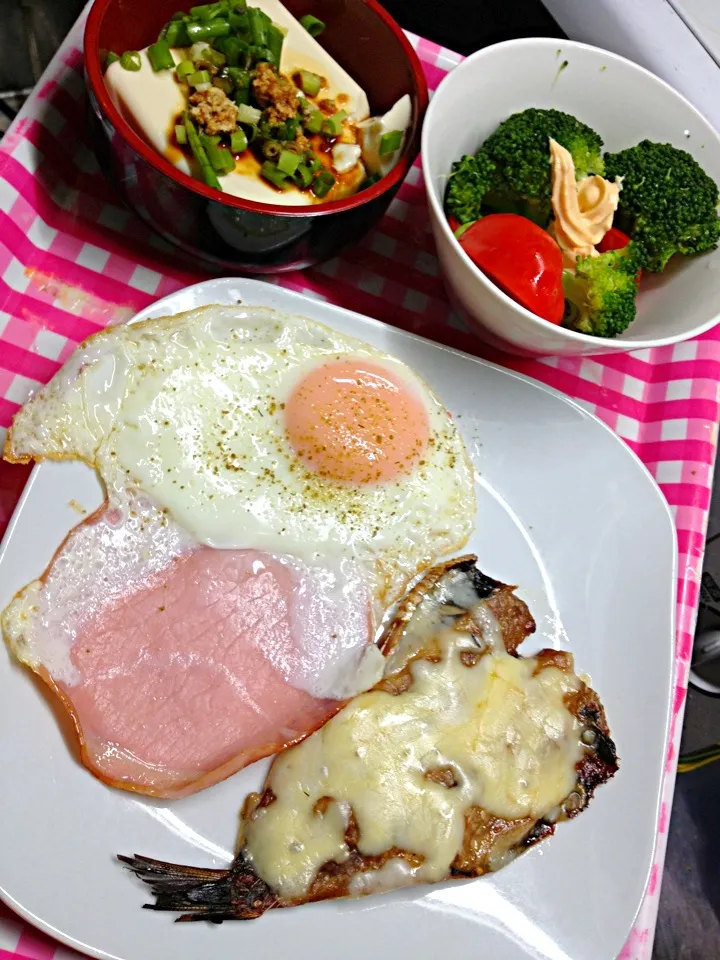 イワシのチーズ焼きにハムエッグ。以下同文(^^;;|ハルさん