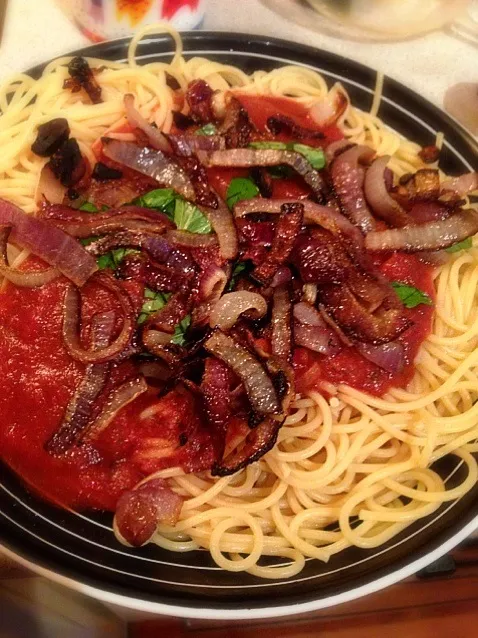 Vegetable-based pasta (corn, sweet corn and butternut squash) with roasted red onions and basil in a tomato-garlic sauce|georgianaさん