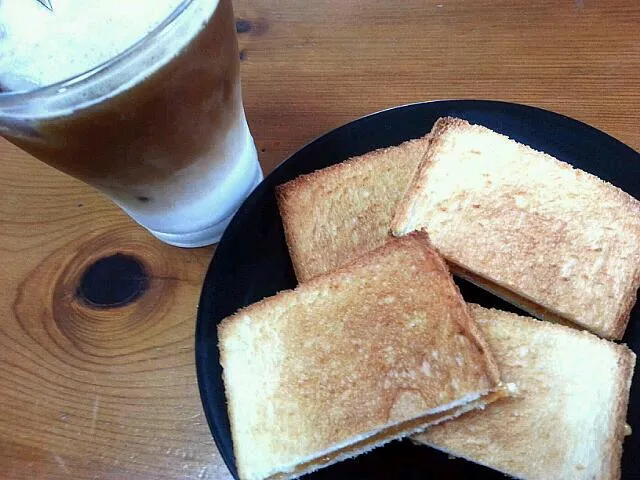 Singapore style Breakfast
  kaya toast & coconut latte|Alley Catさん