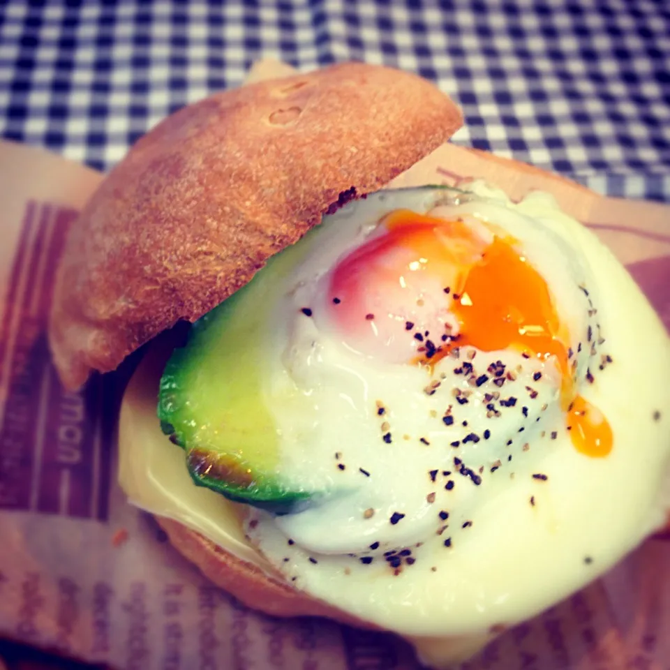 michakoさんの Fried egg in avocado バーガー♡|あやさん