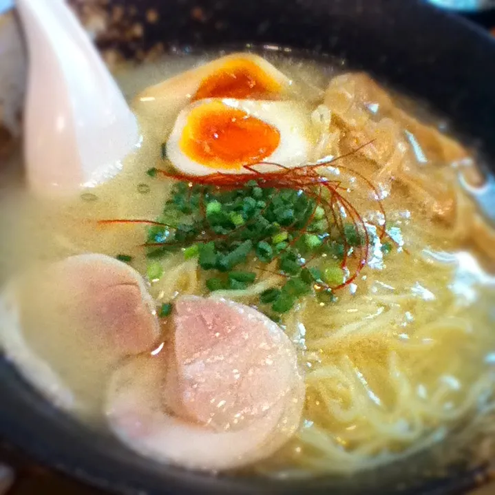 濃厚鶏白湯らーめん麺屋 一楽@飯田橋で味玉鶏白湯ラーメン（あっさり）800円。|hoppycowさん