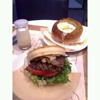 burger at paris baguette.|yixuanさん