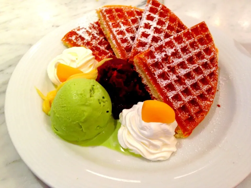 Waffle with matcha ice cream|Floria Yipさん