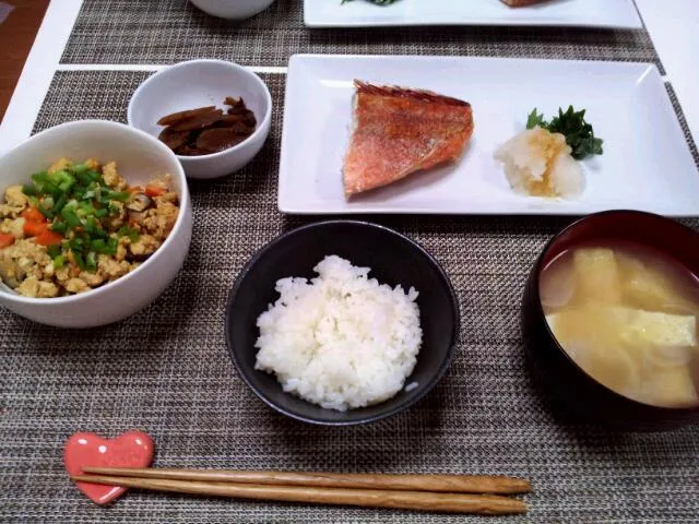 今日の夕食 焼き魚と豆腐と鳥挽き肉の卵とじ|pinknari🐰🌈さん