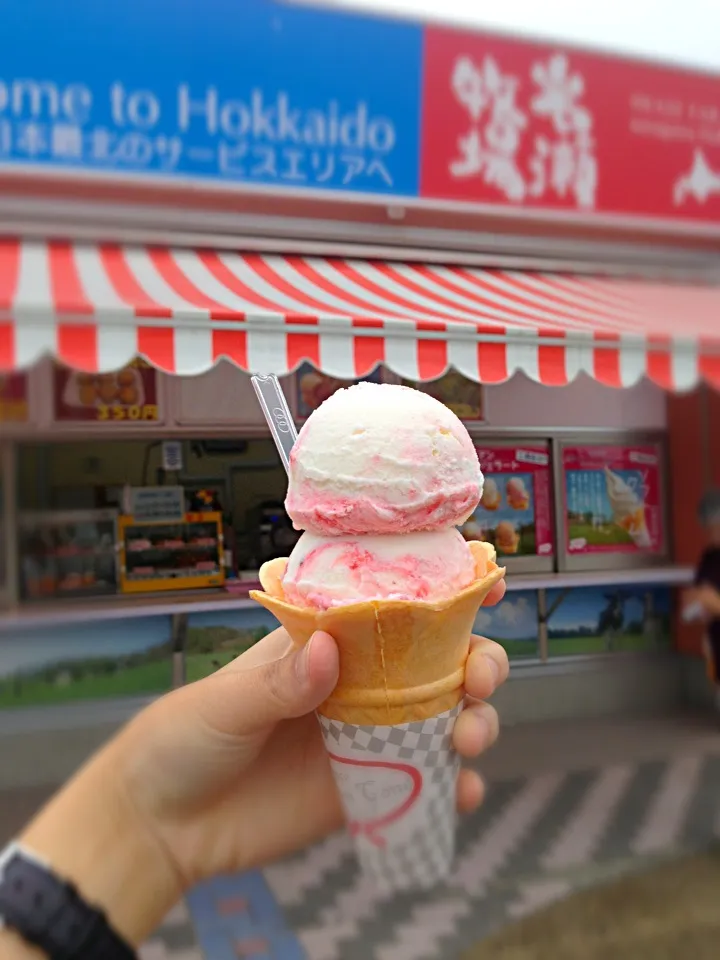 Snapdishの料理写真:Hokkaido strawberry milk softcream|PhUnGさん