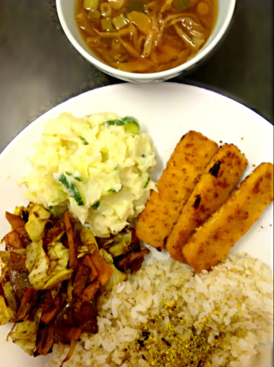 One-plate dinner, 全部のせご飯(フィッシュフィンガーズ、カレー野菜炒め、ポテサラ)、切り干し大根の味噌汁|ずきみくさん