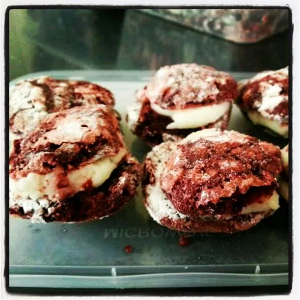 Red velvet crinkles with cream cheese filling|Dhana Hernandezさん