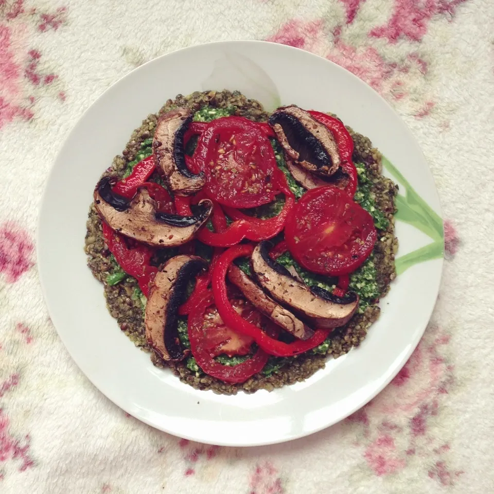 Raw vegan pizza with spinach pesto and veggies|Rianneさん