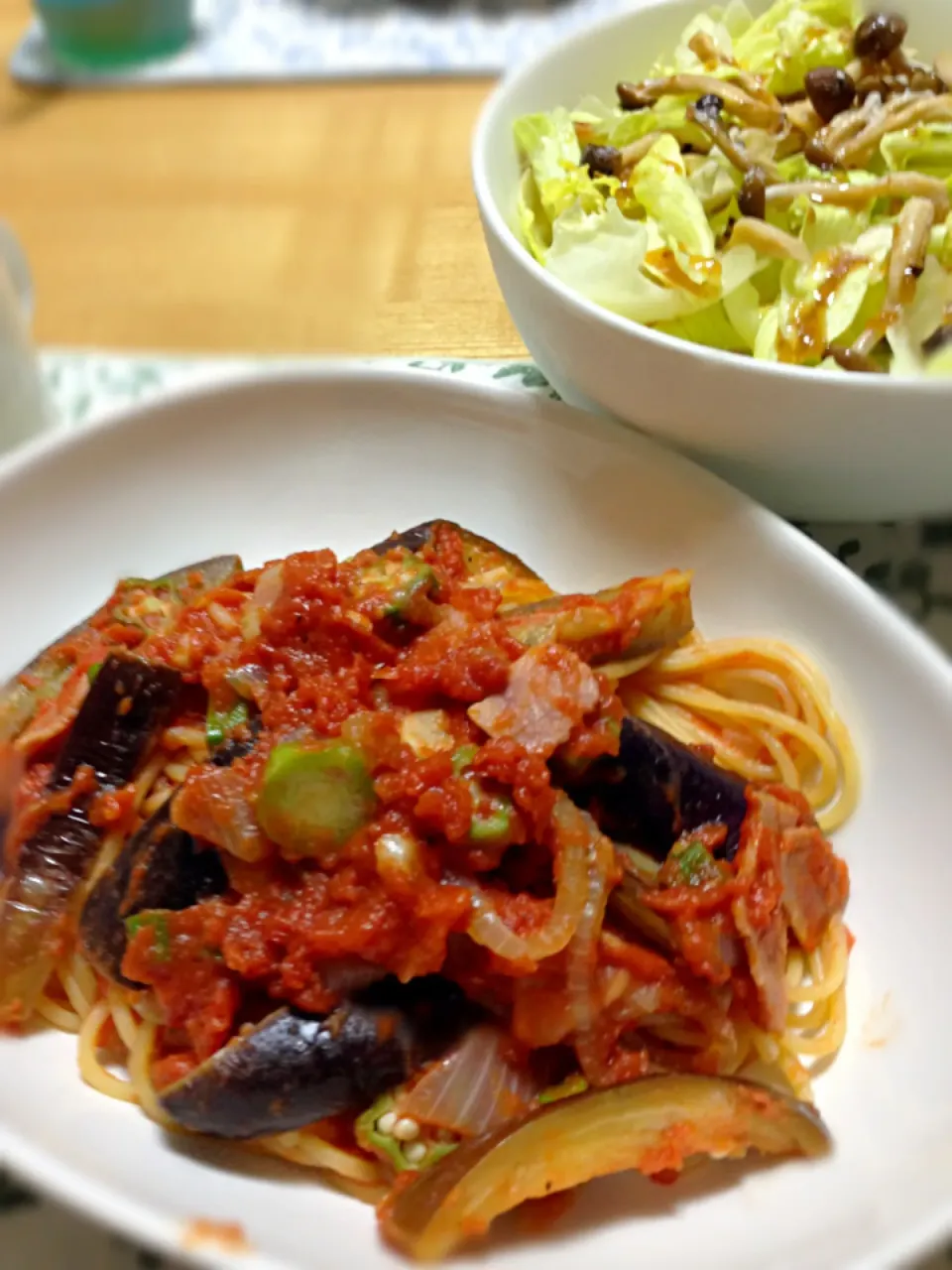 茄子とオクラのアマトリチャーナ🍝 と きのこサラダ🍄|こいちさん