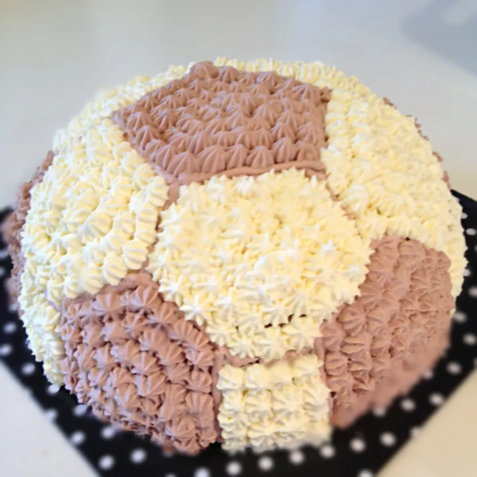 Soccer ball cake with whipped cream|Chibiko's Kitchenさん