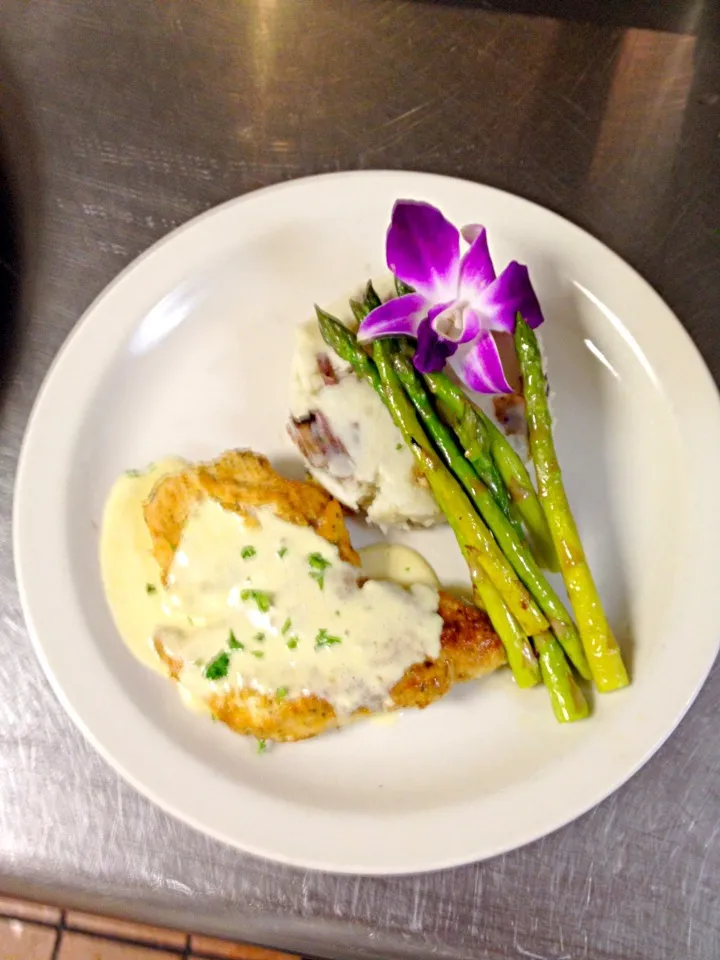 Blacken chicken breast paired with redskin park smashed potatoes  and garlic asparagus.|Theran Conradさん