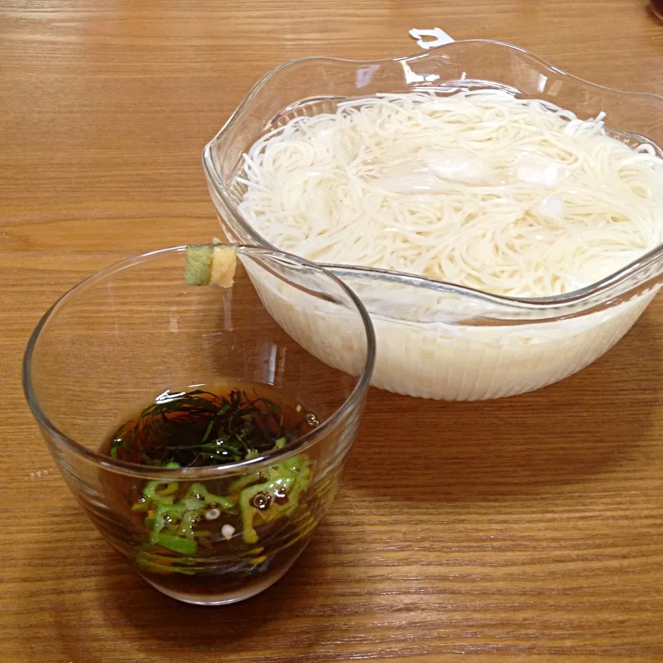 【今日のウチお昼】素麺！庭からオクラと青紫蘇・赤紫蘇をとってきて薬味に。途中から納豆も入れてネバトロ系で，うまうま〜🎶|takuya KAWANOさん