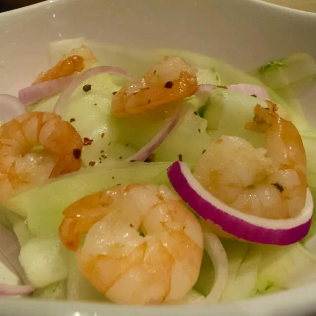 Mango, cucumber, turnip and prawn salad|bridget chengさん