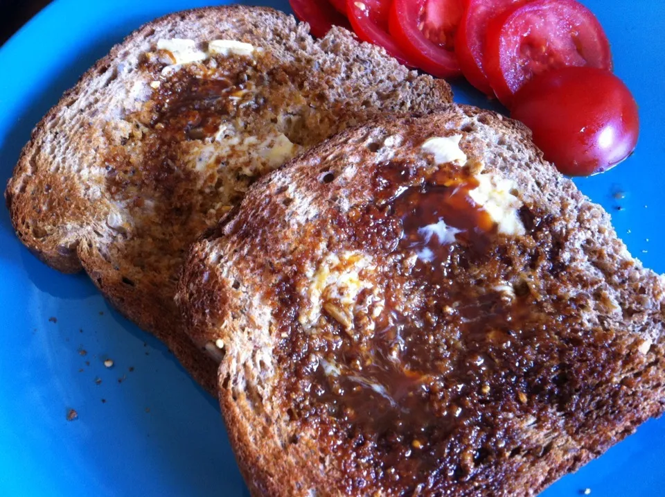 Marmite on toast with tomato garnish|Nick Hiderさん