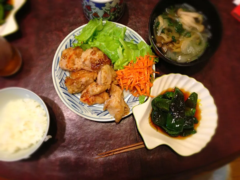 鶏肉の甘酢炒め ピーマンの焼き浸し しめじと玉ねぎのお汁 ニンジンのラペサラダ|香山ありすさん