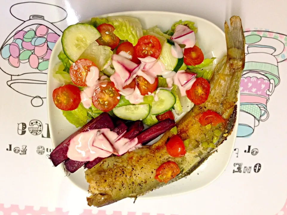 Snapdishの料理写真:Catfish n salad|funkygiglydollさん