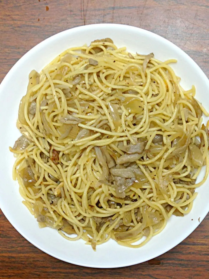 Snapdishの料理写真:玉ねぎと舞茸のパスタ|Hiroyasu Miyakawaさん