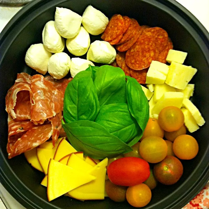 Platter with soppressata, smoked Gouda, mozzarella, pepperoni, manchego, farmers market cherry tomatoes and fresh basil|Martha P.さん