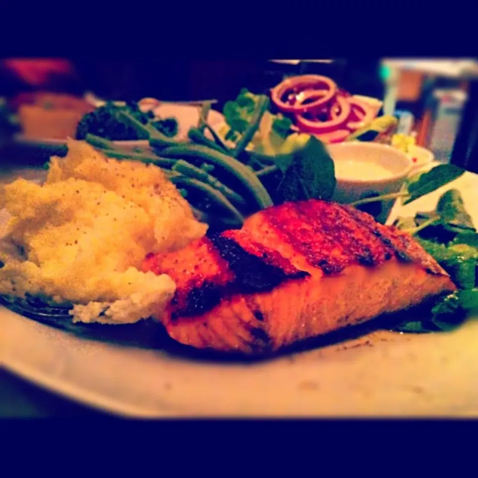 Grilled salmon (medium rare)|Tameka Alexandraさん