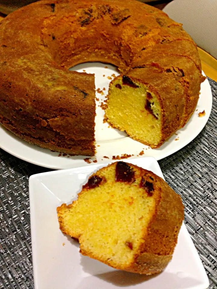 Snapdishの料理写真:Bolo de fubá recheado com Goiabada!!!|lucia inoueさん