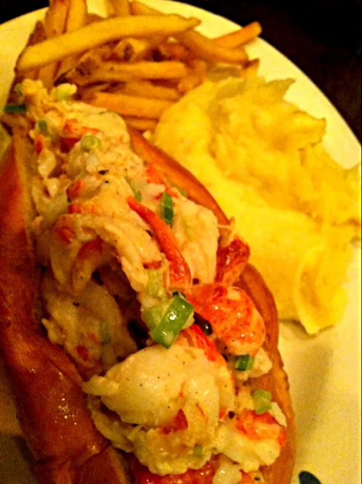 Lobster roll w/ fries & mashed potatoes|Juliee ~ ジュリーさん