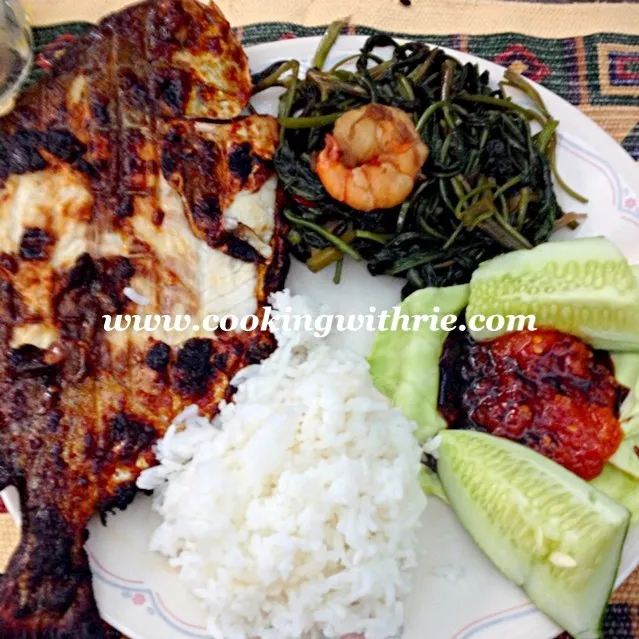 Ikan bakar Jimbaran, Tumis Kangkung Udang, Lalapan, Rie's Sambal & Nasi Putih..|rie simsさん