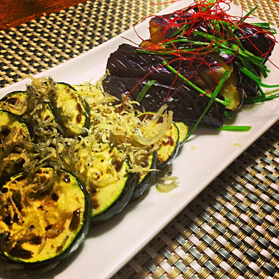 Snapdishの料理写真:MakiHiroさんのズッキーニと茄子のアジアンなおつまみ MakiHiro's Grilled zucchini and egg plant in Asian style|まる(丸大豆)さん