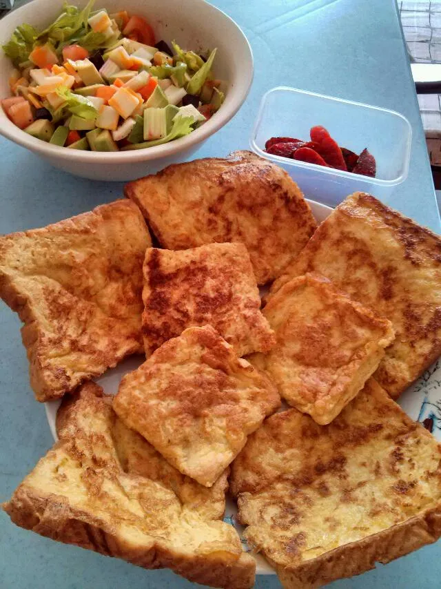 French toast with wholesome salad topped with Colby Jack cheese|chow yin huiさん