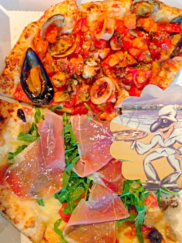 Snapdishの料理写真:Pescatore &Prosciutto&arugula w/Porcini mushroom Pizza🍕ﾌﾟﾛｼｭｰﾄ&ﾙｯｺﾗにﾎﾟﾙﾁｰﾆ&ﾍﾟｽｶﾄｰﾚ|🌈Ami🍻さん