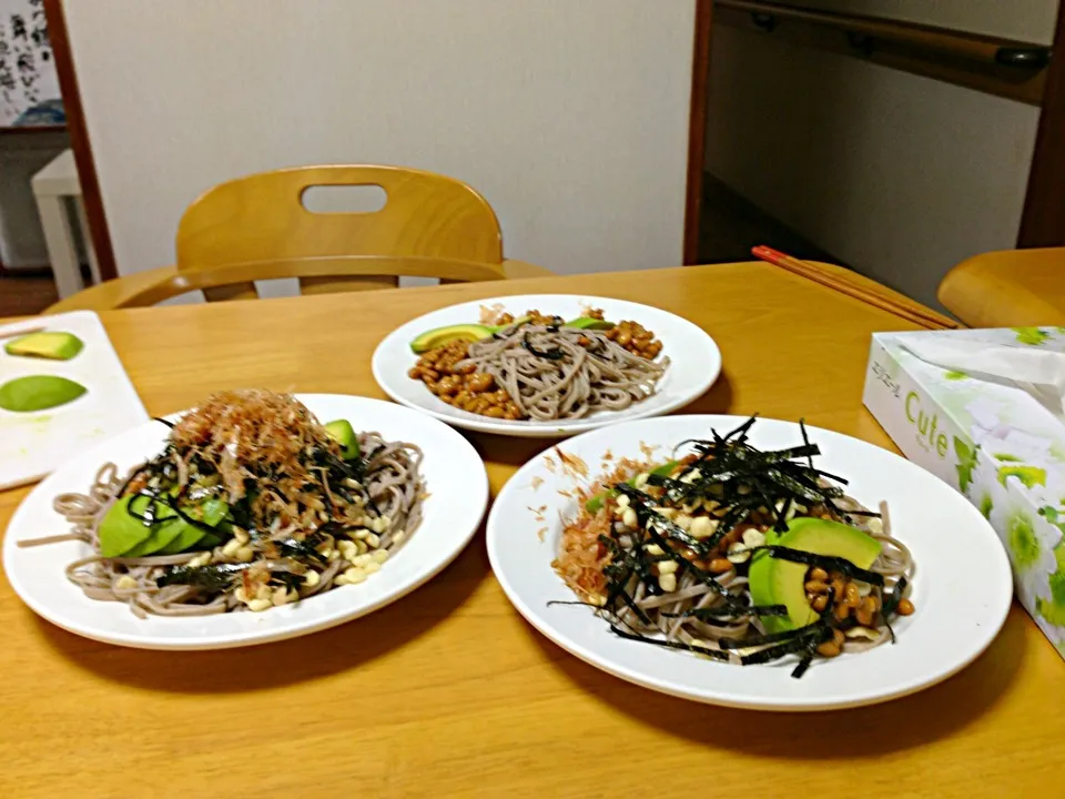 Snapdishの料理写真:アボカド納豆天かすそば|タカパパさん