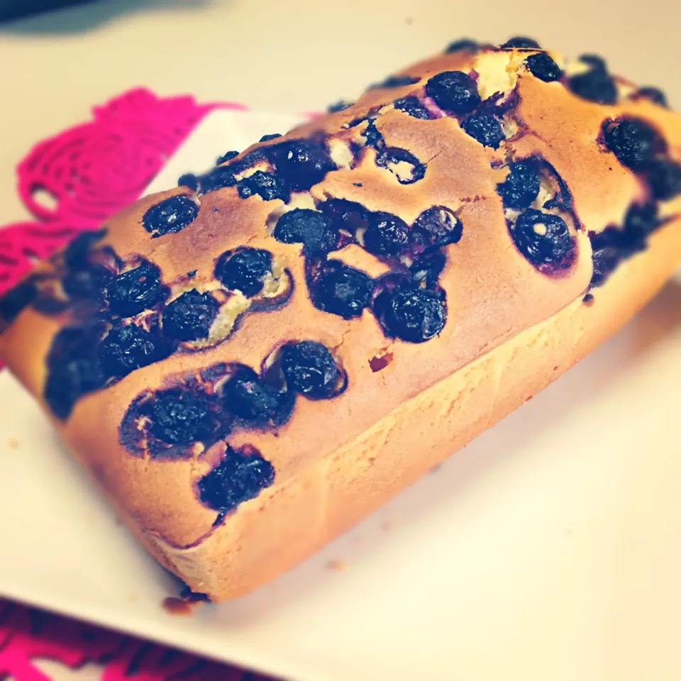 Snapdishの料理写真:Easy blueberry cake|ezzaさん