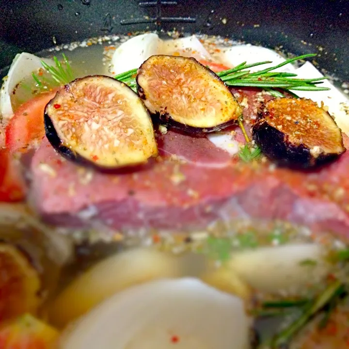 Snapdishの料理写真:Braised beef with figs|@namamotoさん