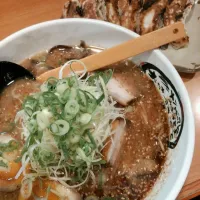 Snapdishの料理写真:黒マー油ラーメン＆餃子|マキさん