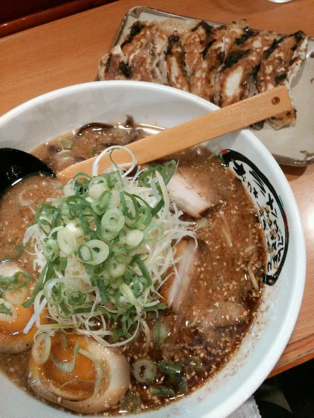 黒マー油ラーメン＆餃子|マキさん