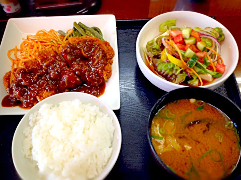 ある日のお昼ごはん。チキンカツにデミグラスソースもどきかけて（ゝ。∂）|あくびさん