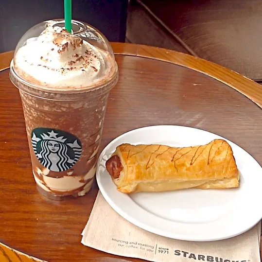 Dark Mocha White Chocolate Pudding Frappuccino & Pizza Sausage Roll!|iamfem05さん