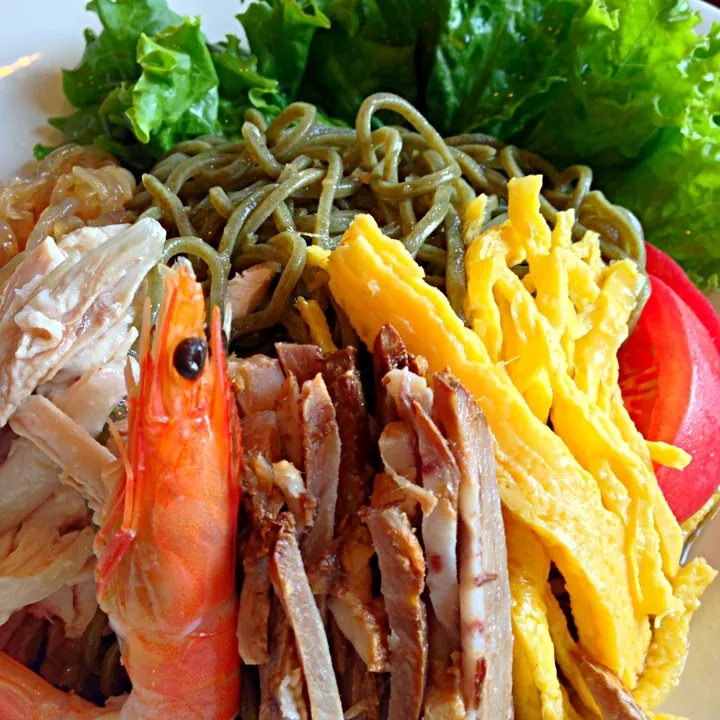 お昼に食べたワカメを麺に練りこんだという冷麺も美味しかったなー♡|うきさん