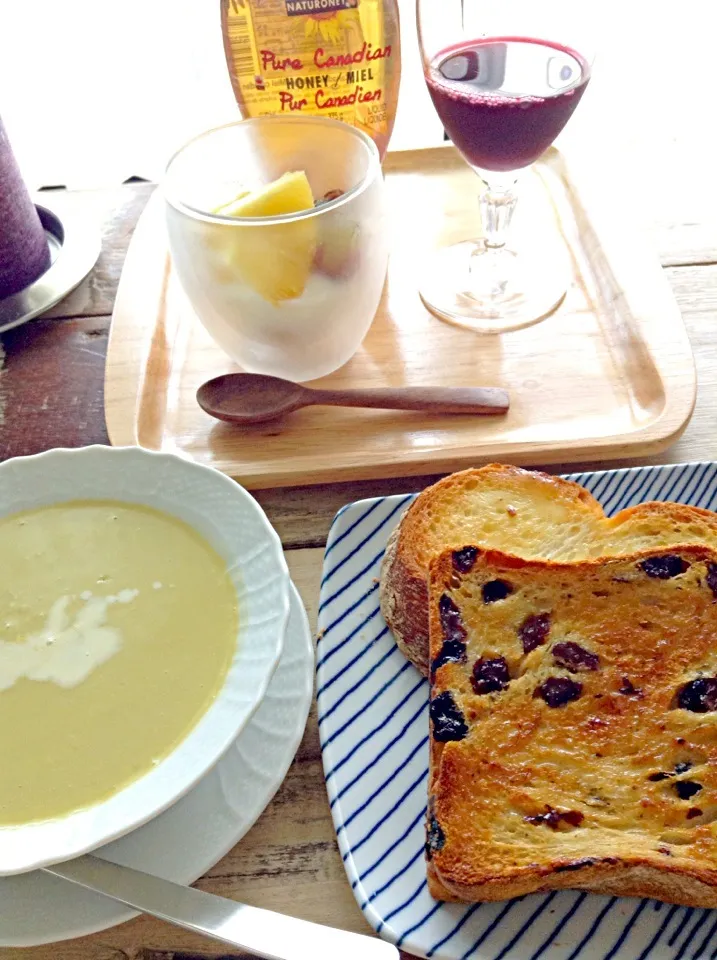 えんどう豆のスープとグラノーラヨーグルトの夏朝ごはん。|minaさん