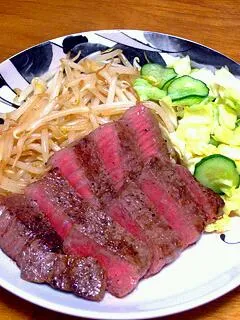 Snapdishの料理写真:晩ご飯（ステーキ、もやし炒め、キャベツときゅうりの浅漬け）|すーさん