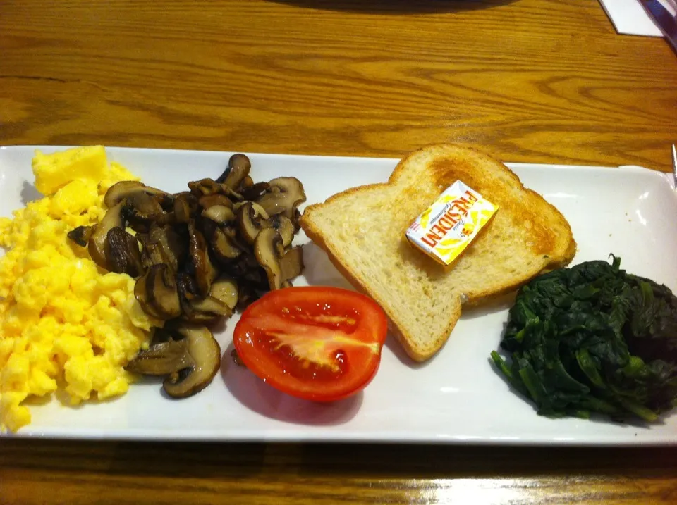 Eggs mushrooms, toast, spinach and tomato|🍓Jolejo🍓さん