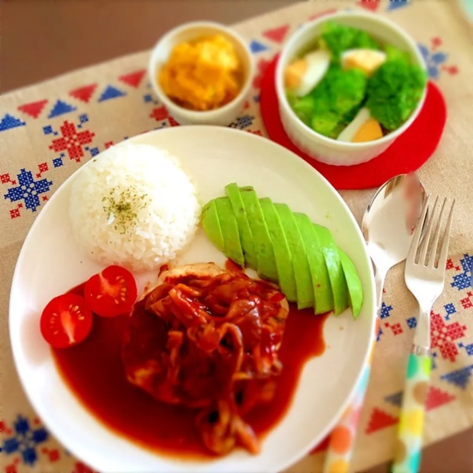 チーズｉn鶏むね肉のソテーアボカド添え♡ブロッコリーマヨ♡かぼちゃサラダ♡|さやかさん