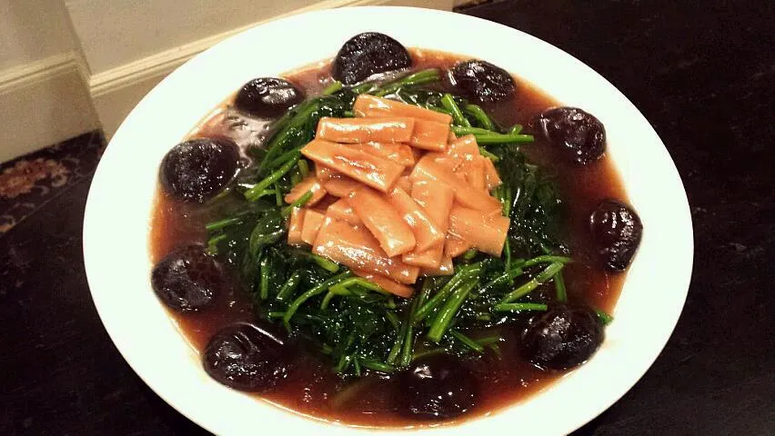 Food tasting for my bro's wedding dinner - Braised black mushroom with bamboo shoot and spinach.|genさん