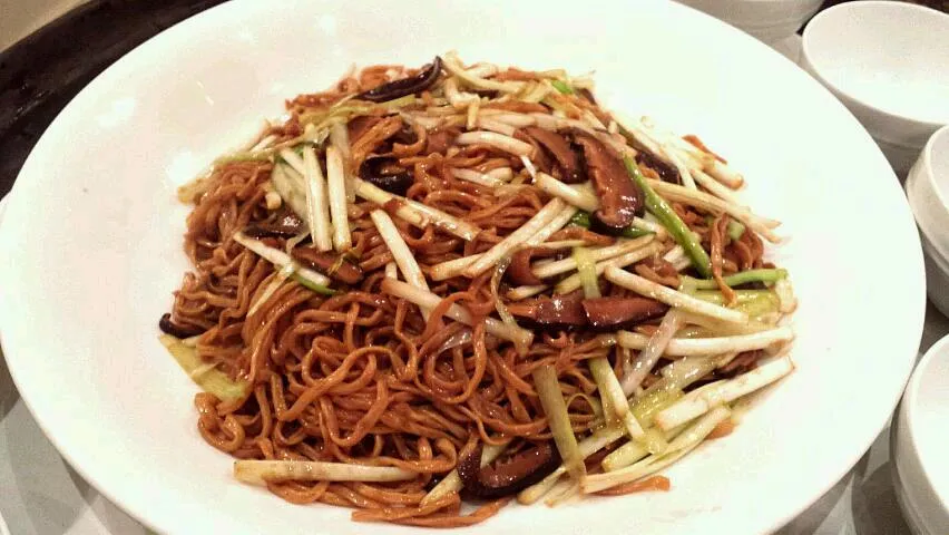 Food tasting for my bro's wedding dinner - Braised ee fu noodles with mushroom and yellow chive.|genさん