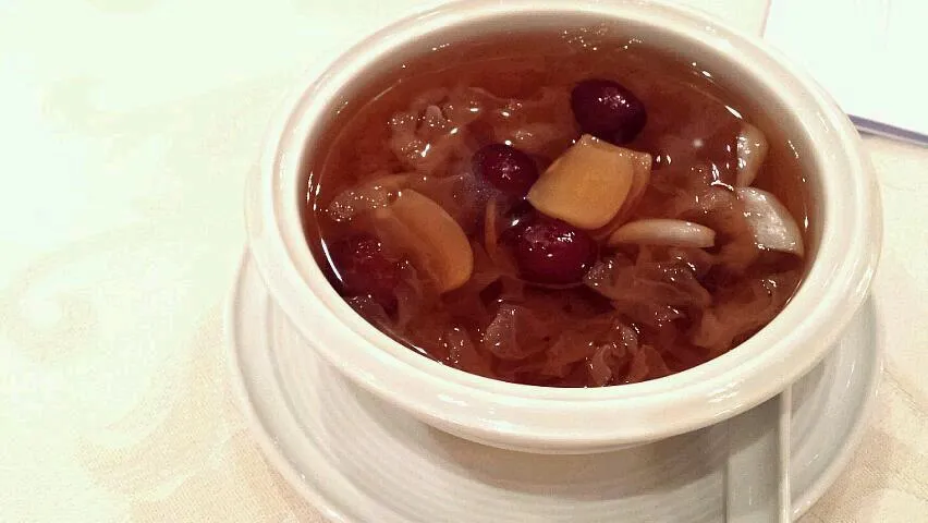 Food tasting for my bro's wedding dinner - double boiled Tong Shui (sweet soup) worth lily bulb and dried longan.|genさん