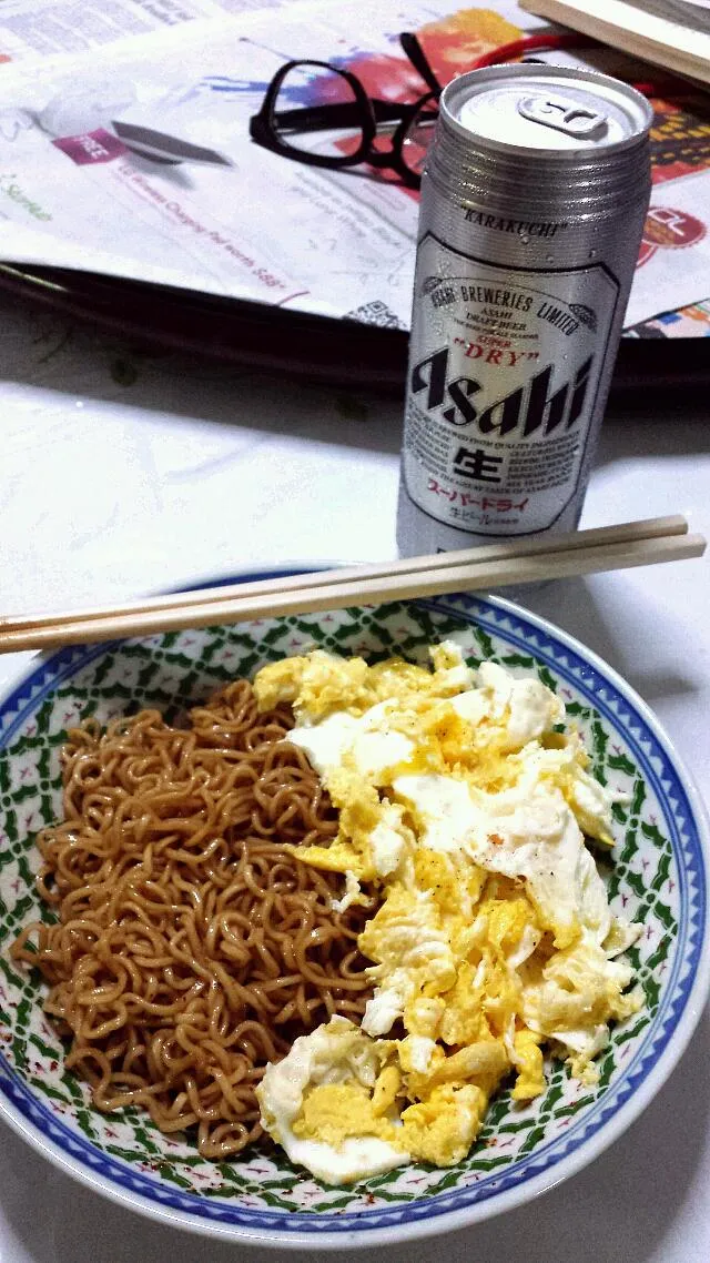 cooked mee goreng and scrambled eggs for supper to go with his Asahi beer|genさん