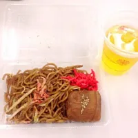 Snapdishの料理写真:焼きそば＋肉巻きおにぎり|らるふさん